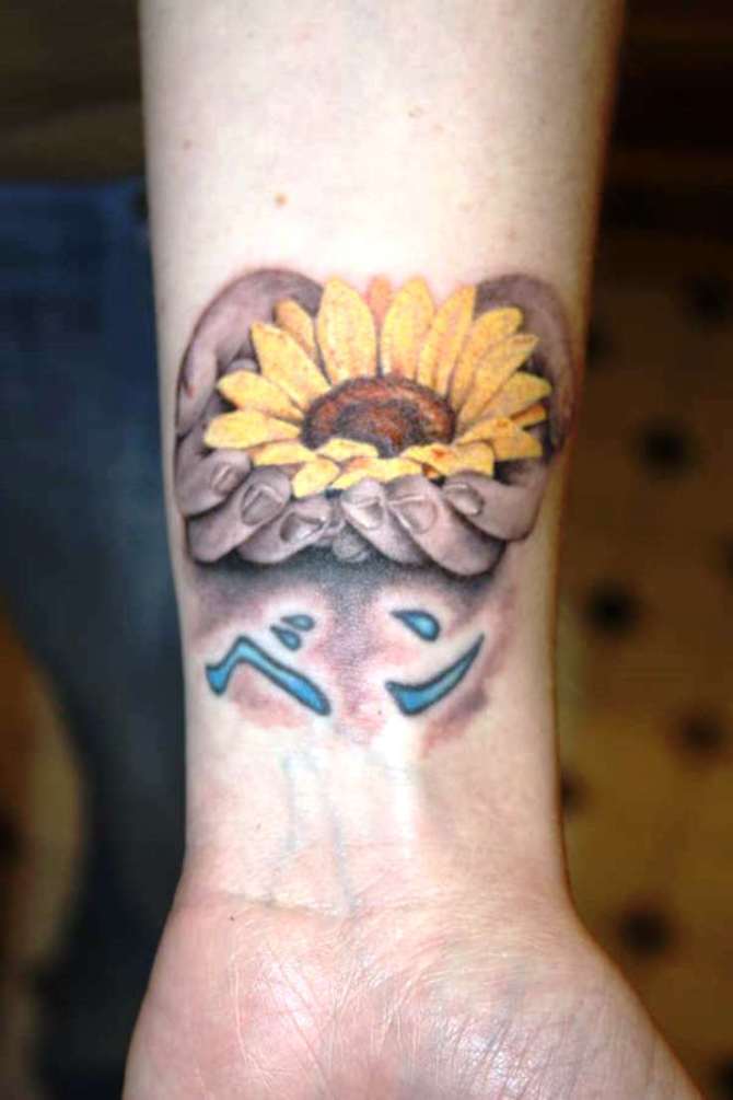 Sunflower Tattoo with Name - 20 Sunflower Tattoos <3 <3