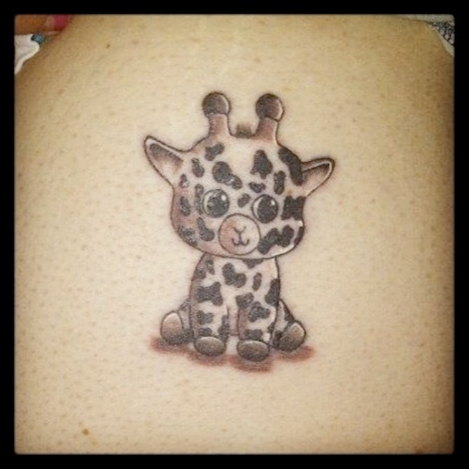 05-cute-giraffe-tattoo-designs