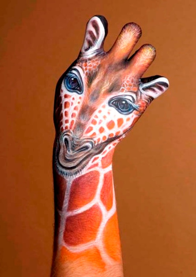 09-giraffe-hand-tattoo