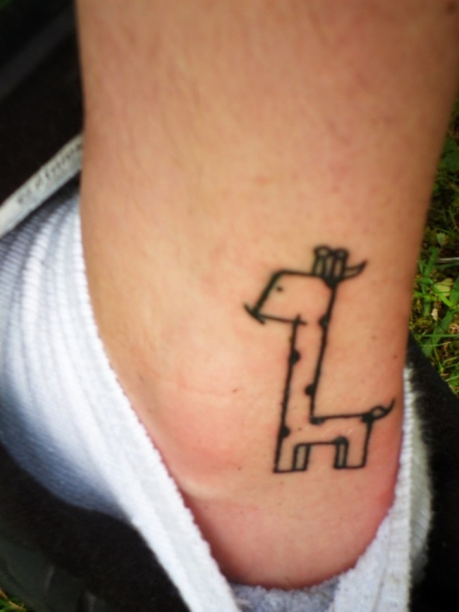 23-small-giraffe-tattoo
