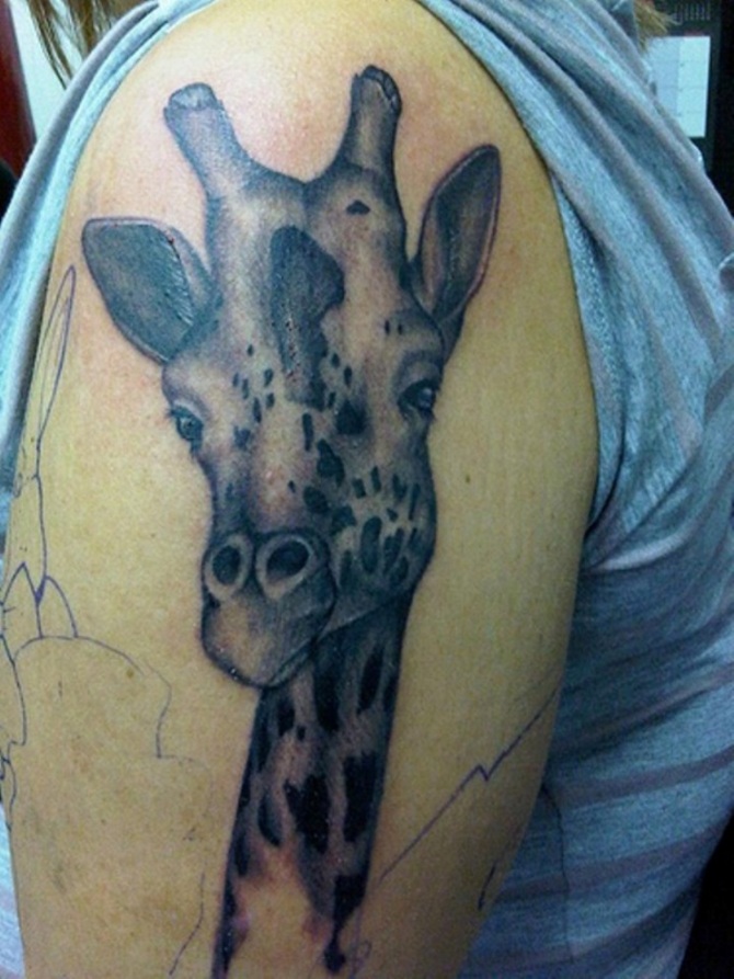 22-realistic-giraffe-tattoo