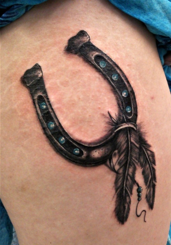 08-horseshoe-and-feather-tattoo