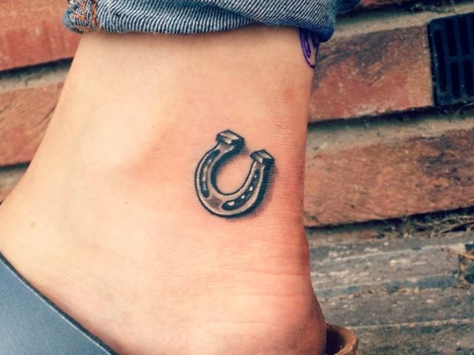 11-horseshoe-ankle-tattoo