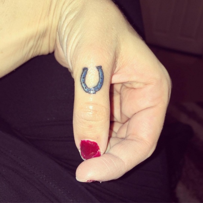 14-horseshoe-finger-tattoo