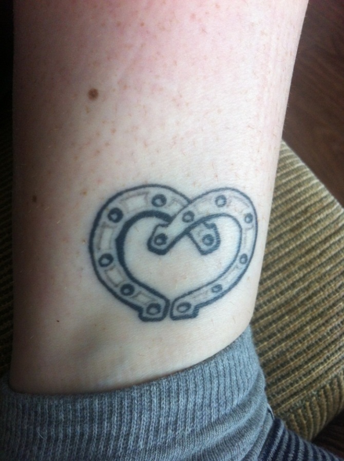 16-horseshoe-heart-tattoo