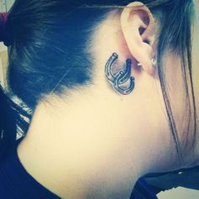 17-horseshoe-tattoo-behind-ear