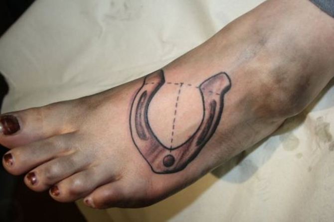 20-horseshoe-tattoo-on-foot