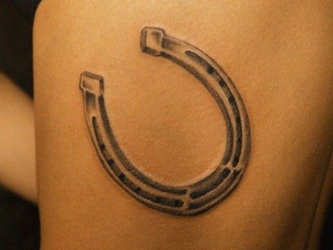 21-horseshoe-tattoo-on-hip