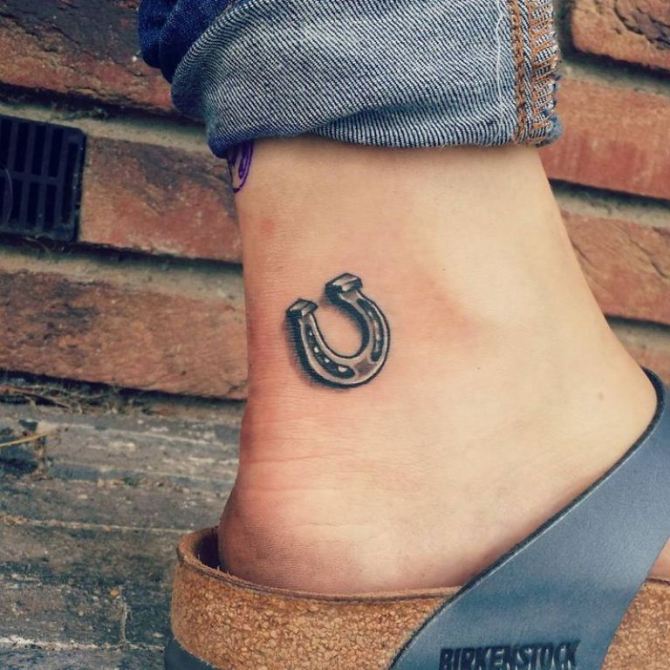 23-horseshoe-tattoo-small