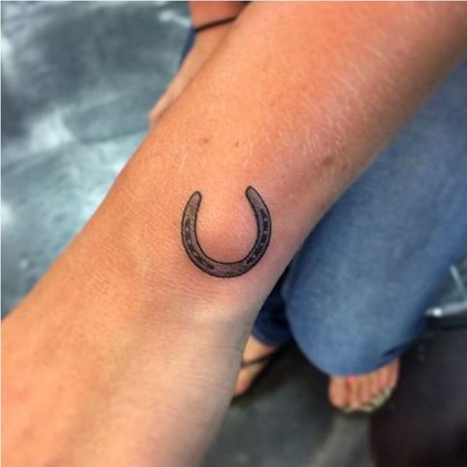 22-horseshoe-tattoo-on-wrist