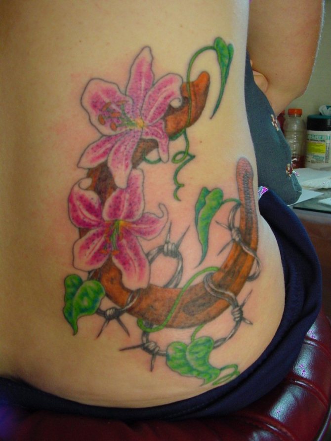 25-horseshoe-tattoo-with-flowers
