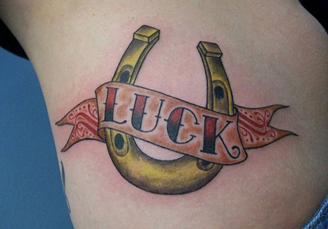 32-lucky-horseshoe-tattoo-designs