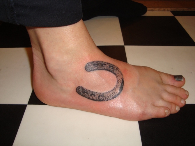 33-realistic-horseshoe-tattoo