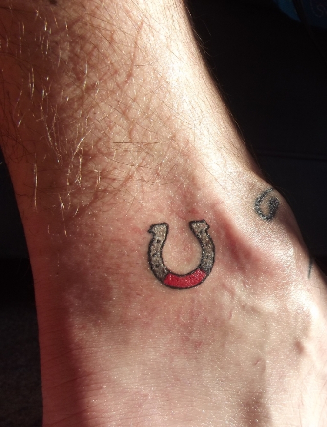 36-small-horseshoe-tattoo