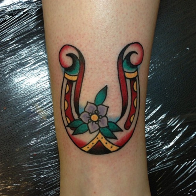 40-traditional-horseshoe-tattoo