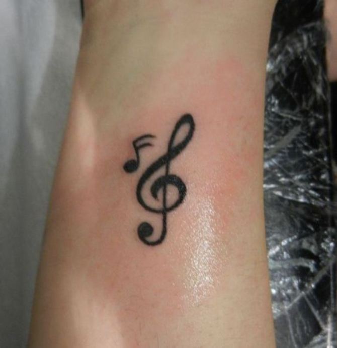 50-treble-clef-tattoo-on-wrist
